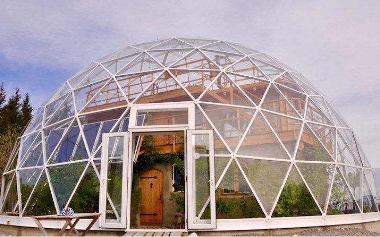 Scopri di più sull'articolo La famiglia norvegese che vive in una Cupola Solare Geodetica immersa nella natura
