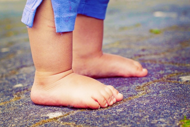 Scopri di più sull'articolo La scienza: Camminare a piedi Nudi favorisce lo Sviluppo Cerebrale nei bambini