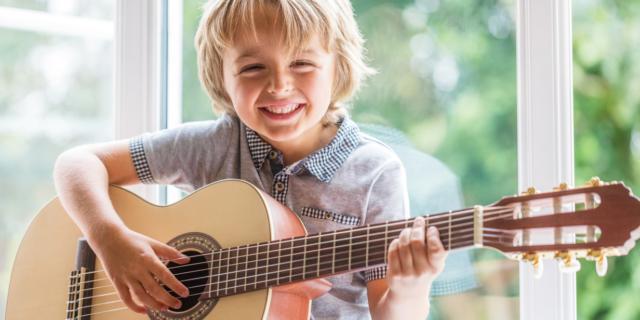 Scopri di più sull'articolo Togli il tablet a tuo figlio e regalagli uno strumento musicale