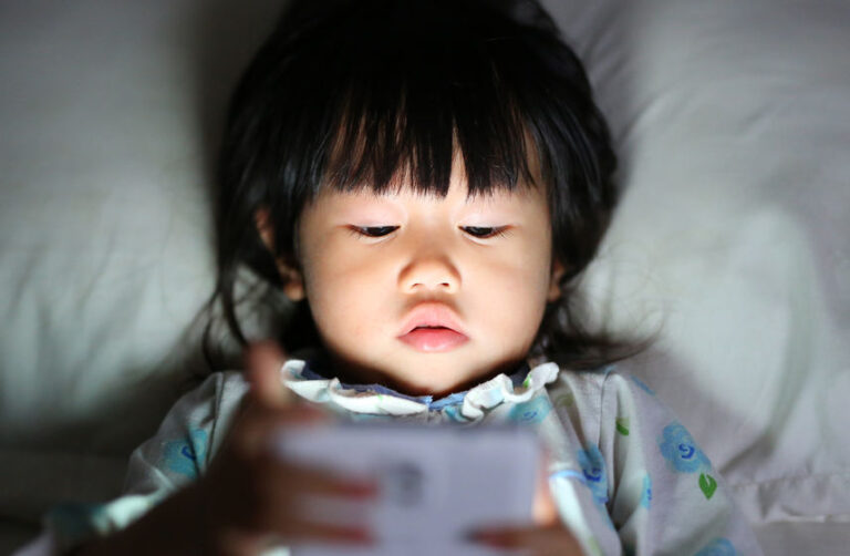 Scopri di più sull'articolo La pessima abitudine di calmare un bambino agitato piazzandogli uno smartphone davanti agli occhi