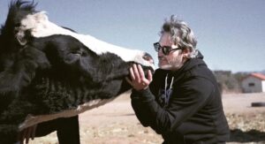 Scopri di più sull'articolo Con “Indigo” Joaquin Phoenix lancia un nuovo appello: «Non salveremo il pianeta se continuiamo a mangiare animali»
